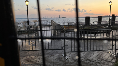 Vista de la lluvia desde la ventana de una casa Vista de la lluvia desde la ventana de una casa
