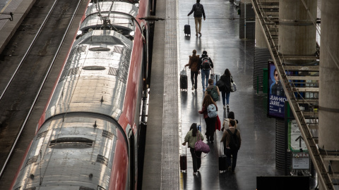 Varias personas con maletas en la estación de tren Puerta de Atocha-Almudena Grandes el 16 de abril de 2025. Varias personas con maletas en la estación de tren Puerta de Atocha-Almudena Grandes el 16 de abril de 2025.