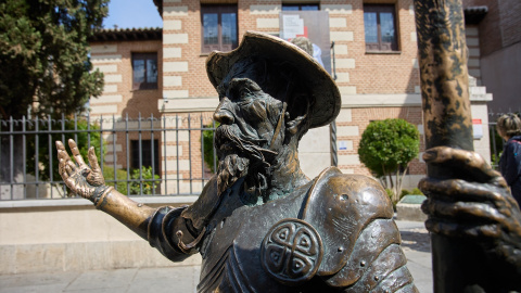 Estatua de Don Quijote frente al Museo Casa Natal de Cervantes en Alcalá de Henares, Madrid Estatua de Don Quijote frente al Museo Casa Natal de Cervantes en Alcalá de Henares, Madrid