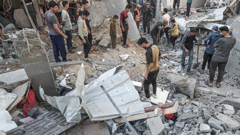 Civiles realizan labores de búsqueda y rescate de palestinos, atrapados entre los escombros de los edificios destruidos en Jabalia Civiles realizan labores de búsqueda y rescate de palestinos, atrapados entre los escombros de los edificios destruidos en Jabalia