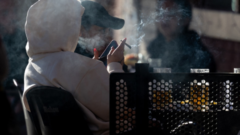 Una persona fumando en una terraza, a 27 de diciembre de 2023, en Madrid Una persona fumando en una terraza, a 27 de diciembre de 2023, en Madrid