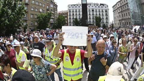 Concentración por los 7.291 fallecidos en residencias en la Comunidad de Madrid durante la pandemia, este domingo 1 de junio en Madrid. Concentración por los 7.291 fallecidos en residencias en la Comunidad de Madrid durante la pandemia, este domingo 1 de junio en Madrid.