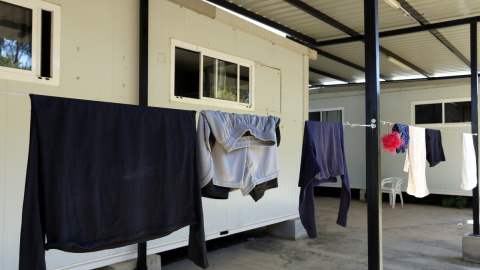 Temporers (1) Roba estesa fora l'alberg per a temporers de Seròs, al Segrià.