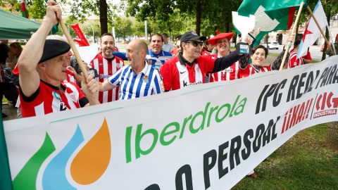 Trabajadores de Iberdrola procedentes de varios puntos del Estado se han concentrado ante a la sede en Bilbao, coincidiendo con la junta de accionistas. Trabajadores de Iberdrola procedentes de varios puntos del Estado se han concentrado ante a la sede en Bilbao, coincidiendo con la junta de accionistas.