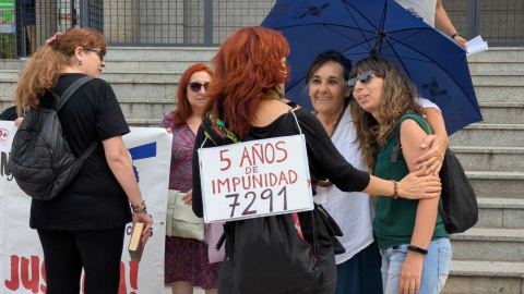 residentes Las dos querellantes se abrazan a las puertas de los juzgados de Leganés (Madrid).