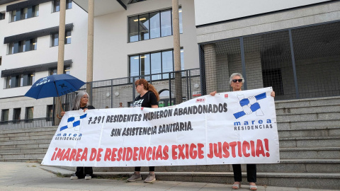 Miembros de Marea de Residencias muestran una pancarta recordando la muerte de los 7.92 ancianos.