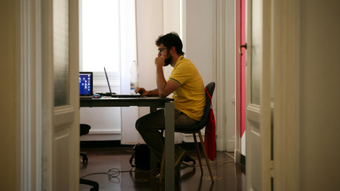 Ser humano en el mundo digital no es aceptar pasivamente su lógica, sino ejercer activamente los derechos que nos configuran como tales. Ser humano en el mundo digital no es aceptar pasivamente su lógica, sino ejercer activamente los derechos que nos configuran como tales.