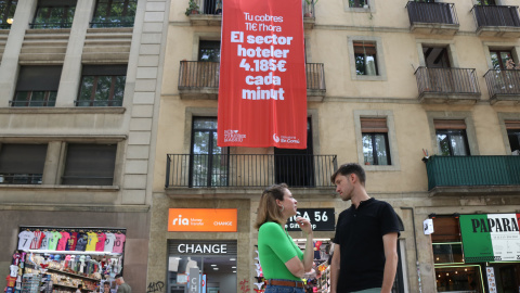 La presidenta del grup municipal de BComú, Janet Sanz, i el portaveu de la formació, Max Cahner, observen la pancarta de grans dimensions que el partit ha penjat en el marc de la campanya contra el turisme massiu La presidenta del grup municipal de BComú, Janet Sanz, i el portaveu de la formació, Max Cahner, observen la pancarta de grans dimensions que el partit ha penjat en el marc de la campanya contra el turisme massiu