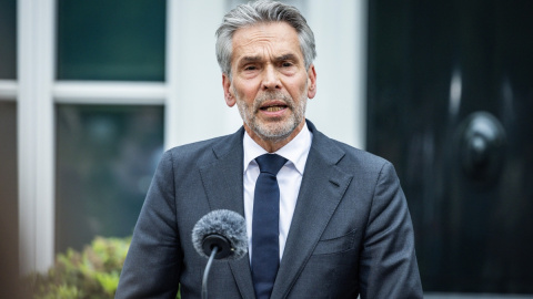 El primer ministro holandés, Dick Schoof, habla con los medios de comunicación después de un consejo de ministros adicional en el Catshuis en La Haya, Países Bajos, el 3 de junio de 2025.