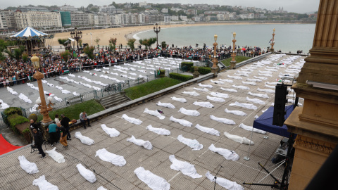 Movilización convocada por la plataforma Gernika-Palestina para denunciar los ataques de Israel contra Gaza, este domingo junto a la playa de La Concha de San Sebastián.