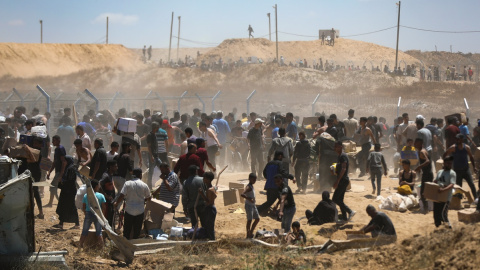 be69416a960a5d8c0a398f27e5789ed4594810c0 Imagen de archivo de un grupo de palestinos transportan suministros de ayuda recibidos de la Fundación Humanitaria de Gaza, respaldada por EEUU e Israel, a 29 de abril de 2025.