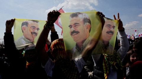 Partidarios del Partido para la Igualdad y la Democracia de los Pueblos (DEM), prokurdo, exhiben banderas con el retrato del líder encarcelado del Partido de los Trabajadores del Kurdistán (PKK), Abdullah Öcalan, en Estambul, Turquía. Partidarios del Partido para la Igualdad y la Democracia de los Pueblos (DEM), prokurdo, exhiben banderas con el retrato del líder encarcelado del Partido de los Trabajadores del Kurdistán (PKK), Abdullah Öcalan, en Estambul, Turquía, el 17 de marzo de 2024.