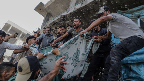 20dd87182acb950e0f52534e37e6ce4998de634e Varios desplazados palestinos recuperan un cuerpo de entre los escombros de un edificio destruido tras un ataque aéreo israelí en el barrio de Al Remal, en la ciudad de Gaza, a 3 de junio de 2025.