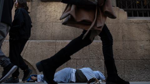 EuropaPress_5636956_persona_duerme_calle_14_diciembre_2023_barcelona_catalunya_espana_riesgo Imagen de archivo de una persona que duerme en la calle, a 14 de diciembre de 2023, en Barcelona.