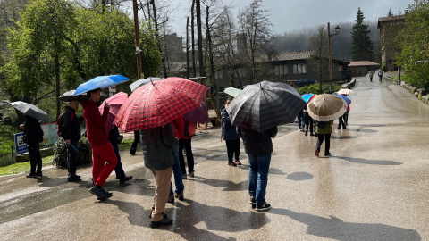 Visitants de Rupit sota la pluja Visitants de Rupit sota la pluja