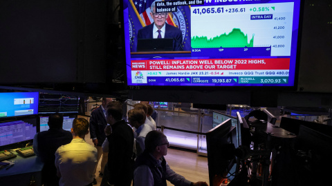 Un monitor de televisión en la Bolsa de Nueva York (NYSE, en sus siglas en inglés) emite una comparecencia del presidente de la Reserva Federal, Jerome Powell. Un monitor de televisión en la Bolsa de Nueva York (NYSE, en sus siglas en inglés) emite una comparecencia del presidente de la Reserva Federal, Jerome Powell.