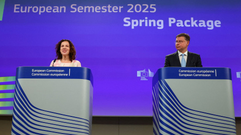 Los vicepresidentes de la Comisión Europea Roxana Minzatu y Valdis Dombrovskis presentan el informe que avala la entrada de Bulgaria en el euro desde el 1 de enero de 2026.