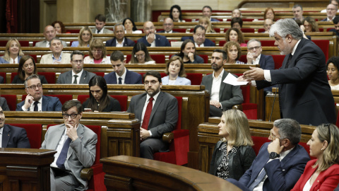 GRAFCAT9068. BARCELONA (ESPAÑA), 04/06/2025.- El presidente del grupo parlamentario de Junts, Albert Batet (d)  hace una pregunta al presidente Salvador Illa (i), durante la sesión de control en el pleno del Parlament, desde donde el president ha reivindicado este miércoles que la ley de amnistía ha sido "positiva" en todos los aspectos, en Cataluña y en el resto de España, lo que ha sostenido que es "una obviedad": "Es tan obvio que sobran las palabras", ha resuelto.EFE/ Andreu Dalmau