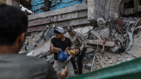 gazaboombs Dos personas trasladan a un niño herido tras un ataque israelí en Ciudad de Gaza el pasado 3 de junio.