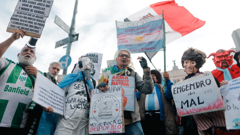 988551e21156d6bf4a976378e95fa9978184d1d9 Un grupo de personas participan en una protesta convocada por grupos feministas, médicos y científicos, entre muchos otros colectivos este miércoles, en Buenos Aires, a 4 de junio de 2025.