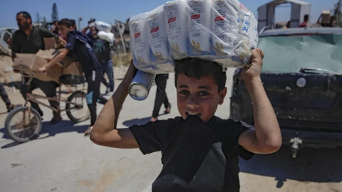 GAZA Fotografía de archivo de palestinos cargando suministros entregados por GHF en la Franja de Gaza.