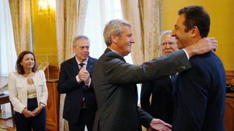El presidente de la Xunta, Alfonso Rueda, saluda a Alfonso Villares en el acto de toma de posesión de su sucesora este jueves en Santiago. El presidente de la Xunta, Alfonso Rueda, saluda a Alfonso Villares en el acto de toma de posesión de su sucesora este jueves en Santiago.