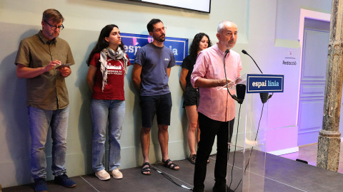 Joan Buades, membre de Rebel·lió o Extinció; Ariadna Rigau, de l'Observatori DESCA; Adrià Auladell, de l'Assemblea Catalana per la Transició Ecosocial; Carolina Pérez, de Greenpeace Catalunya; i Alex Guillamón, de Lafede.cat Joan Buades, membre de Rebel·lió o Extinció; Ariadna Rigau, de l'Observatori DESCA; Adrià Auladell, de l'Assemblea Catalana per la Transició Ecosocial; Carolina Pérez, de Greenpeace Catalunya; i Alex Guillamón, de Lafede.cat