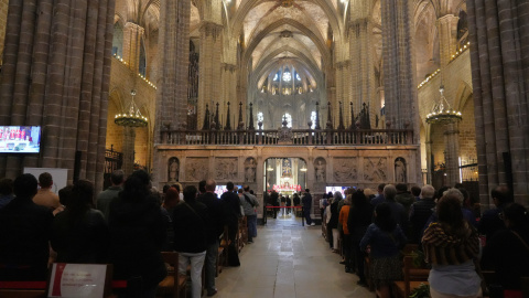 Diverses persones a l'interior de la catedral de Barcelona Diverses persones a l'interior de la catedral de Barcelona