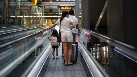 Varios viajeros en la terminal 4 del Aeropuerto Adolfo Suárez Madrid-Barajas, a 24 de julio de 2024, en Madrid.