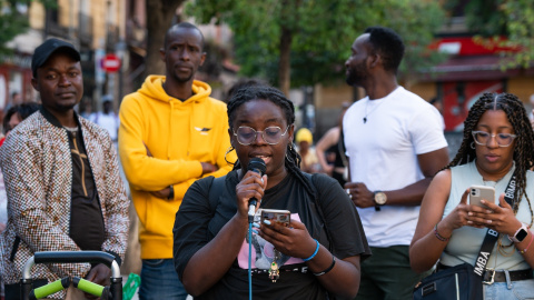 Una activista de SOS Racismo durante una manifestación contra el acoso policial, en la plaza de Lavapiés, a 22 de abril de 2023, en Madrid (España).