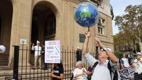 Manifestants contra la guerra davant la seu del ministeri de Defensa de Barcelona, en una imatge d'arxiu Manifestants contra la guerra davant la seu del ministeri de Defensa de Barcelona, en una imatge d'arxiu