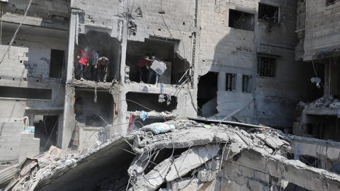 Palestinos inspeccionan el daño realizado por un bombardeo israelí en una casa en Ciudad de Gaza el 7 de junio de 2025. Palestinos inspeccionan el daño realizado por un bombardeo israelí en una casa en Ciudad de Gaza el 7 de junio de 2025.