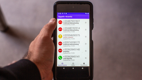 Una persona sujeta un teléfono móvil en Clermont, Francia, el 20 de mayo de 2025. Una persona sujeta un teléfono móvil en Clermont, Francia, el 20 de mayo de 2025.