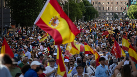 Cientos de personas durante la concentración del PP bajo el lema ‘Mafia o democracia’ en la Plaza de España de Madrid, a 8 de junio de 2025, en Madrid Cientos de personas durante la concentración del PP bajo el lema ‘Mafia o democracia’ en la Plaza de España de Madrid, a 8 de junio de 2025, en Madrid