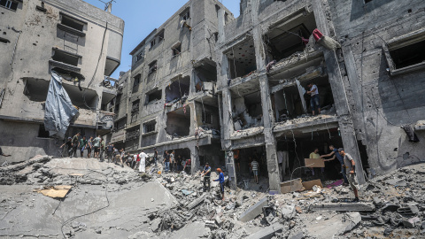 Palestinos buscando cuerpos de supervivientes tras un ataque israelí en Ciudad de Gaza este sábado. Palestinos buscando cuerpos de supervivientes tras un ataque israelí en Ciudad de Gaza este sábado.