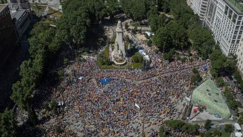 Miles de personas durante la concentración del PP bajo el lema ‘Mafia o democracia’ en la Plaza de España de Madrid, a 8 de junio de 2025