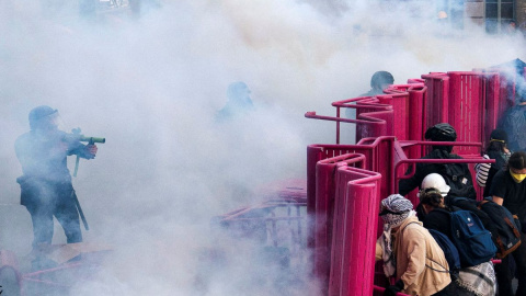La Policía dispersa a los manifestantes tras bloquear una calle durante una protesta contra las redadas federales a migrantes, en el centro de Los Ángeles, California, a 8 de junio de 2025.