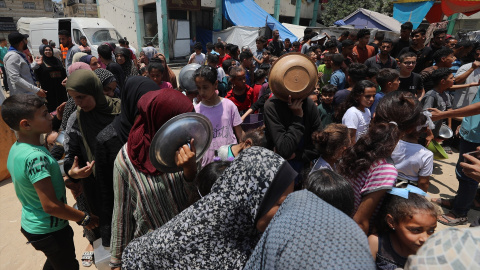 gaza Los palestinos esperan en largas colas para recibir ollas de comida distribuidas por organizaciones humanitarias.