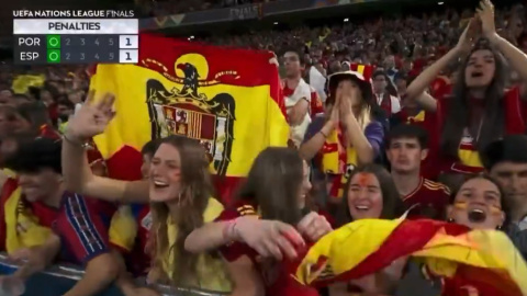 Bandera franquista Bandera franquista en el partido entre España y Portugal.