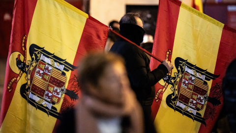 Banderas españolas preconstitucionales el pasado 1 de enero frente a la sede del PSOE en Madrid en una manifestación convocada por Revuelta, la organización juvenil vinculada a Vox. Banderas españolas preconstitucionales el pasado 1 de enero frente a la sede del PSOE en Madrid en una manifestación convocada por Revuelta, la organización juvenil vinculada a Vox.