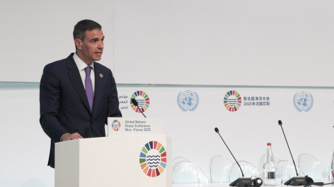 22273a6355cdef93172b324aa23f48a69f8c4131 NIZA, 09/06/2025.- El presidente del Gobierno de España, Pedro Sánchez, participa en un acto sobre el Pacto europeo de los Océanos, con motivo de la Cumbre de la ONU sobre los Océanos, que tiene lugar en la ciudad francesa de Niza. El gran ausente en la tercera Cumbre de la ONU sobre los Océanos de Niza, el presidente estadounidense Donald Trump, ha sido el blanco de críticas por parte de ciertos líderes mundiales debido a sus planes expansionistas y su intención de explotar la minería en el fondo del mar. EFE/ Edgar Sapiña Manchado