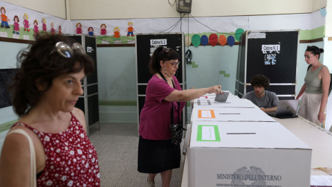 Dos mujeres votan en un colegio electoral de Roma este pasado domingo.