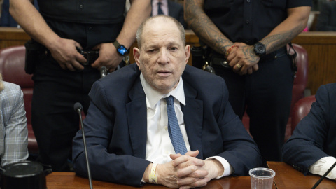 0a7fe7d3befe726734f3cf6d7857bd1a6b4218d6 NEW YORK (United States), 09/06/2025.- Former US film producer Harvey Weinstein sits in the courtroom during his retrial at Manhattan Criminal Court in New York City, New York, USA, 09 June 2025. Weinstein was convicted of first-degree criminal sexual act and third-degree rape in 2020 and sentenced to 23 years in prison, but the conviction was overturned on appeal in April 2024, and he is now being retried on the charges. (Nueva York) EFE/EPA/STEVEN HIRSCH / POOL