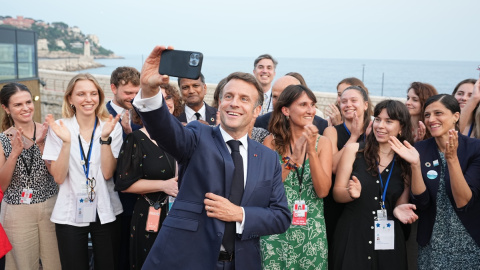 macronfrancia Emmanuel Macron se hace un 'selfie' con miembros de su equipo durante la conferencia de la ONU sobre oceános en Niza