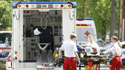 AFP__20250610__49R64GU__v1__HighRes__AustriaShootingSchool Rescue paramedics are seen in a street close to a school where, according to reports, several people died in a shooting, on June 10, 2025 in Graz, southeastern Austria. Several people died in a school shooting, including the attacker, Austrian broadcaster ORF quoted the interior ministry as saying. (Photo by ERWIN SCHERIAU / APA / AFP) / Austria OUT / AUSTRIA OUT / AUSTRIA OUT