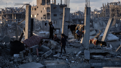 Foto de archivo de varios niños bajo las ruinas de un edificio bombardeado en Gaza.