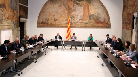 Aeroport (1) Pla general de la reunió la Comissió tècnica per a l’ampliació de la capacitat de l’aeroport Josep Tarradellas Barcelona-El Prat, al Palau de la Generalitat, amb la presència del president Salvador Illa i representants d'Aena,