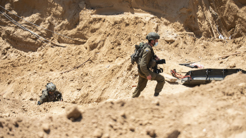Un soldado israelí camina entre los restos del hospital Europeo de Jan Yunis, en Gaza, donde el Gobierno de Netanyahu dijo haber matado a Mohammed Sinwar, al que califica como líder de Hamás en Gaza. Un soldado israelí camina entre los restos del hospital Europeo de Jan Yunis, en Gaza, donde el Gobierno de Netanyahu dijo haber matado el pasado sábado a Mohammed Sinwar, al que califica como líder de Hamás en Gaza.
