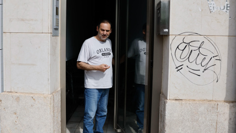 José Luis Ábalos, a las puertas de su domicilio en València durante el registro de la UCO.