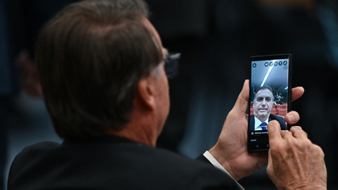 El expresidente de Brasil Jair Bolsonaro se hace un 'selfie' este martes en la Corte Suprema de Brasil en Brasilia.